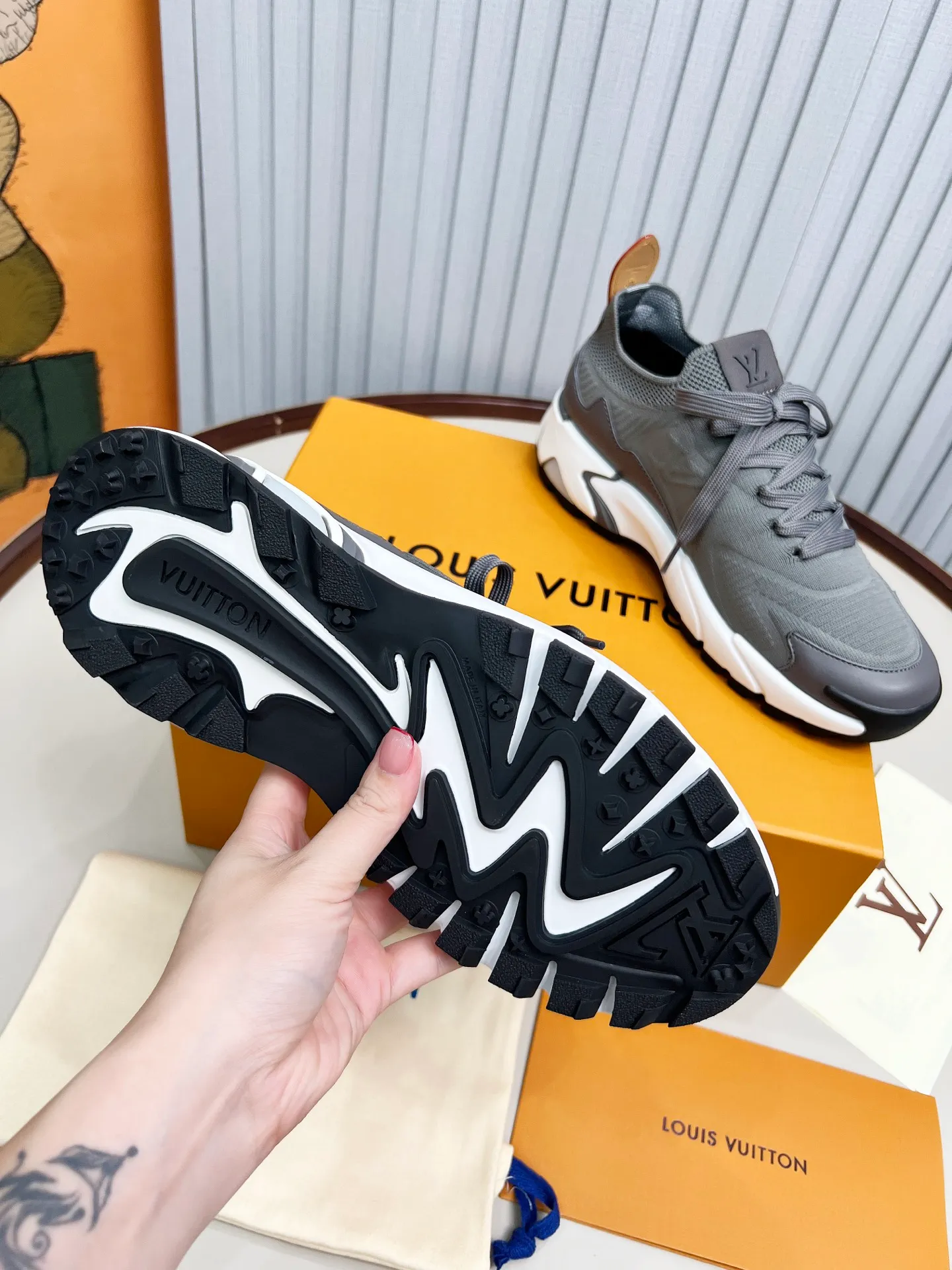Top version: 560💰 LV Louis Vuitton L Jialu brand Runner Tatic series thick-soled casual sports shoes running shoes Original purchase development and production This LV Runner Tatic sports shoe is blended with fly-knit fabric material to interpret the inspiration of traditional mountaineering shoes. The LV letters are written on one side, the Louis Vuitton logo, and the light and wear-resistant rubber outsole complete the whole package. The delivery counter is exquisitely packaged🛍📦 ▪️Fabrics: Original imported custom fly-knit fabric ▪️Inner lining: Original custom-made breathable mesh ▪️Sole: Original molded anti-slip rubber combination material ▪️Sole thickness: 4CM ▪️Size: Men's 39-45